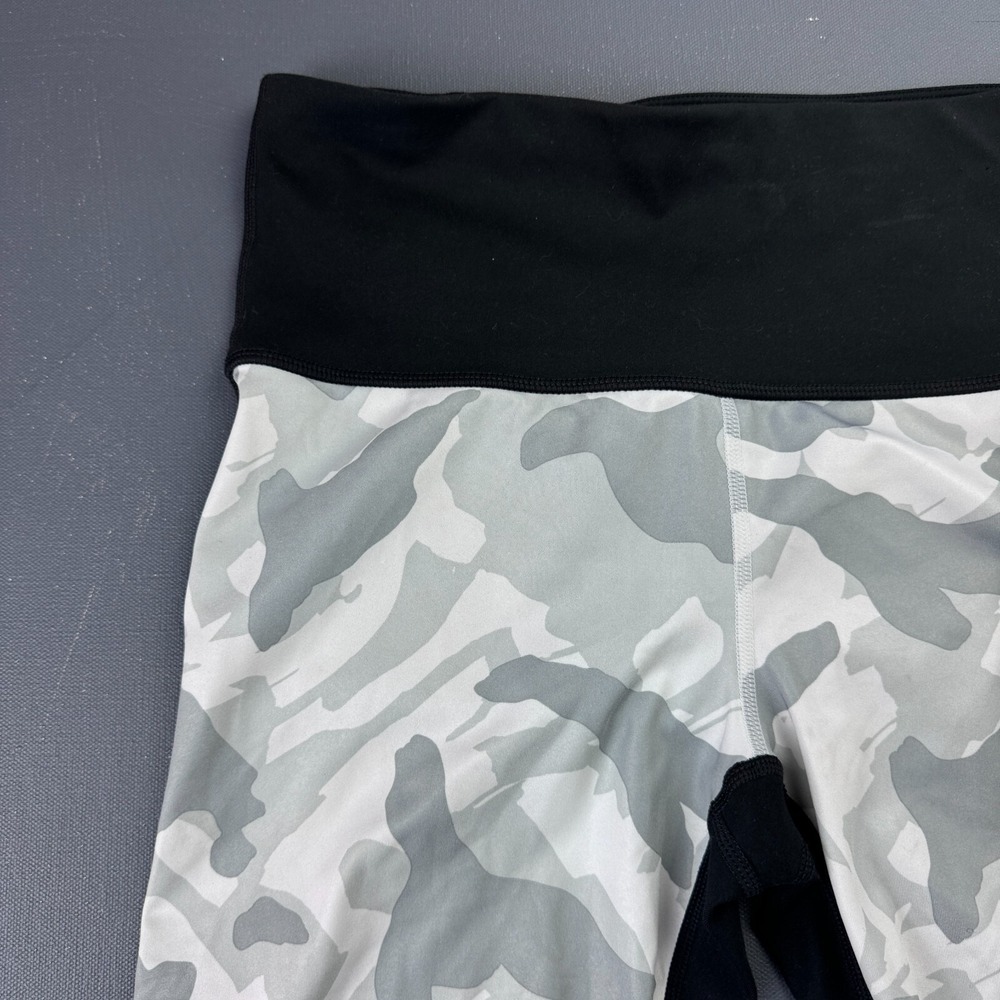 GapFit Blackout Women's Size Small Gray Camo Cropped Workout Leggings Athletic - Picture 2 of 12